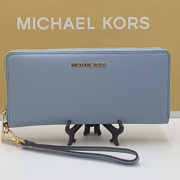 MICHAEL KORS LARGE TRAVEL CONTINENTAL WRISTLET WALLET PALE BLUE COLOR
NWT - Picture 16 of 16